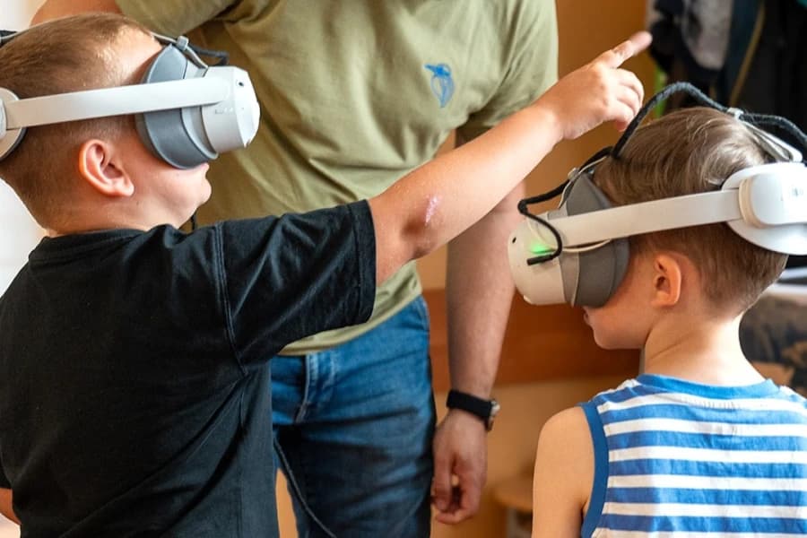 Wirtualna podróż do Doliny Dolnej Odry. Załóż gogle VR i odkryj Międzyodrze Dzieci w okularach VR