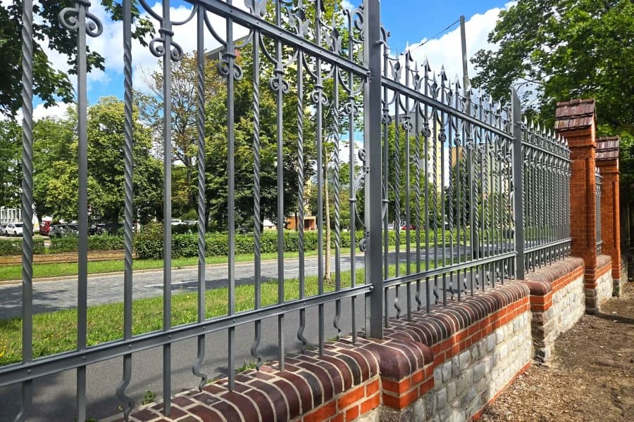 Zabytkowe ogrodzenie Cmentarza Centralnego odzyskało dawny wygląd Ogrodzenie - Cmentarz Centralny