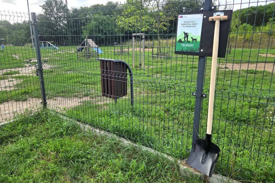 Szczecin testuje łopaty na wybiegach dla psów. Chodzi o bezpieczeństwo Ul. Botaniczna w Szczecinie