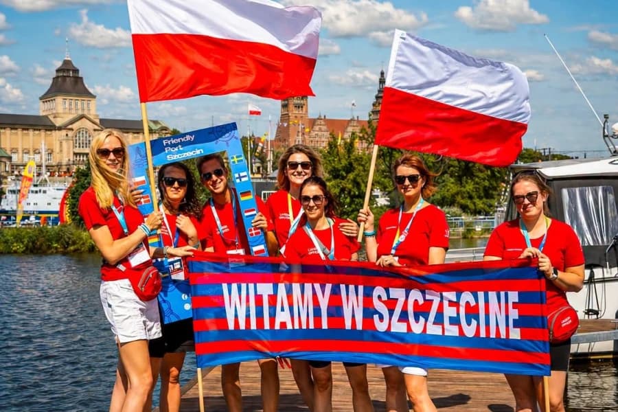 Poznasz ich po czerwonych koszulkach. Będą wspierać załogi podczas Żagli 2026 Żagle 2026