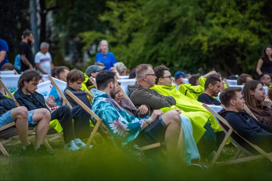 Wraca Kino na Leżakach. W czwartek zobaczymy „Le Mans '66” Grupa ludzi siedząca na leżakach.
