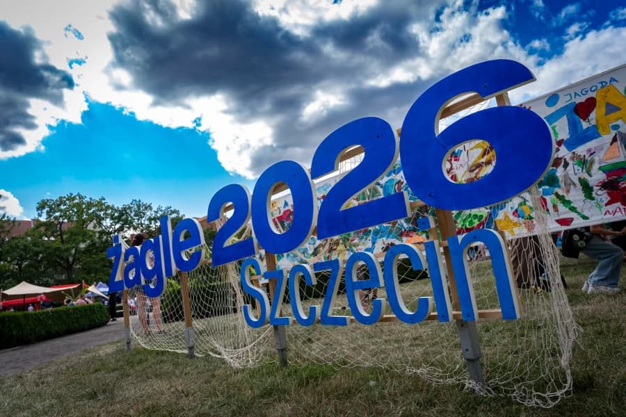 Żagle 2026 w Szczecinie. ZDiTM podsumowuje organizację komunikacji i ruchu Niebieski napis Żagle 2026 Szczecin