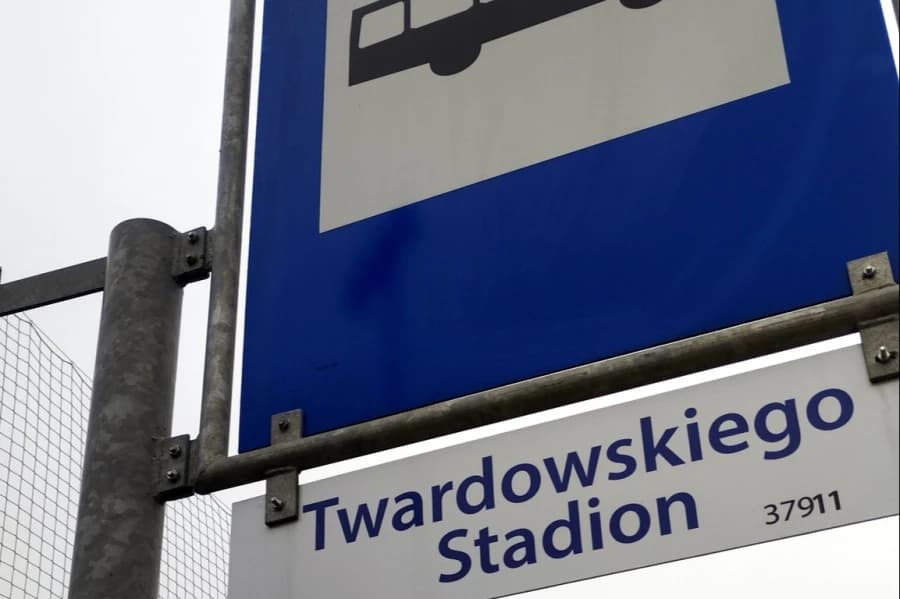 Pogoń Szczecin – Wisła Kraków. Dodatkowe autobusy dla kibiców Przystanek autobusowy Twardowskiego Stadion