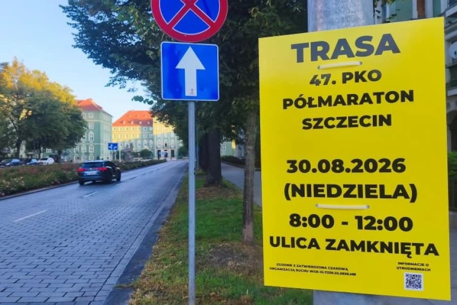 47. PKO Półmaraton Szczeciński. Zmiany w komunikacji i utrudnienia w ruchu Żółta tablica informacyjna dotycząca zamknięcia ulicy 30 sierpnia 2026 roku.