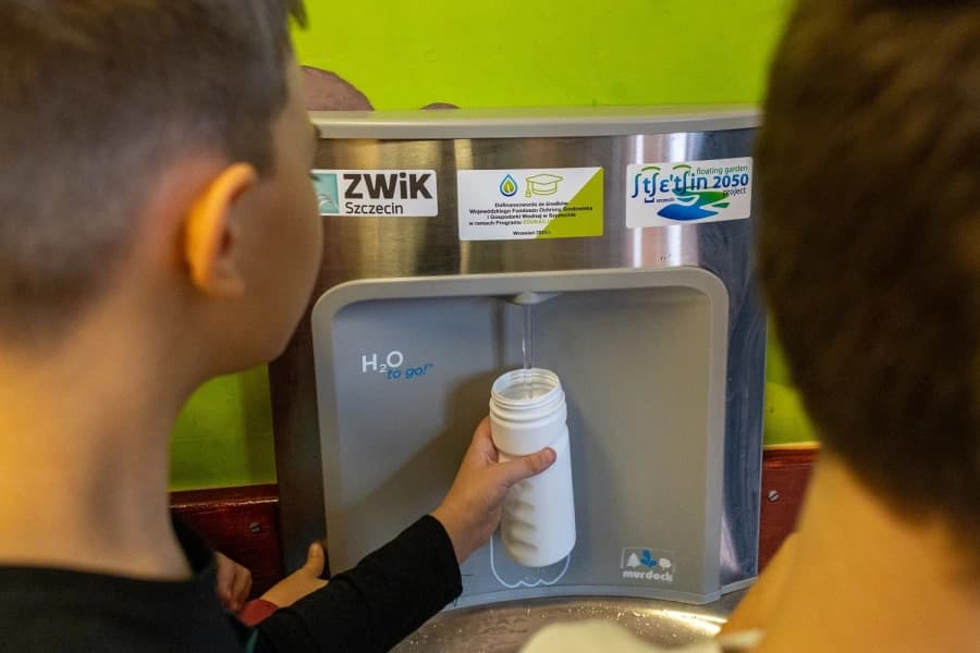 Płukanie instalacji wodnej w szkołach. ZWiK przypomina, co zrobić po wakacjach W szczecińskich placówkach zamontowano już 107 poidełek