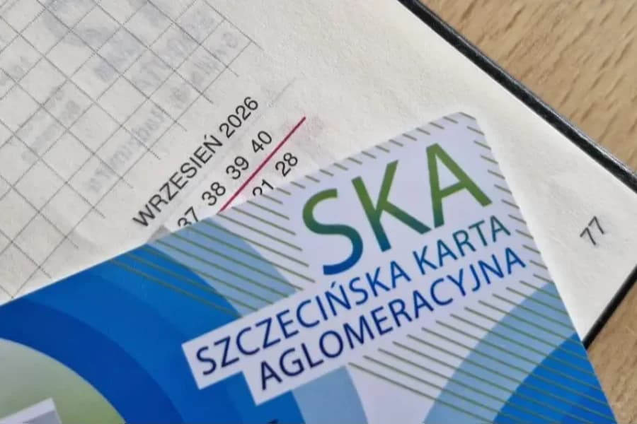 Darmowa komunikacja dla uczniów w Szczecinie. Jak uzyskać bezpłatne przejazdy? Szczecińska Karta Aglomeracyjna na tle kalendarza
