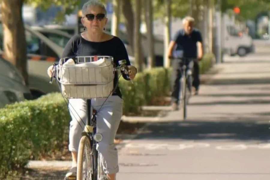 Będzie nowa droga rowerowa na Janickiego. Wybrano wykonawcę inwestycji w Szczecinie Kobieta jadąca na rowerze.