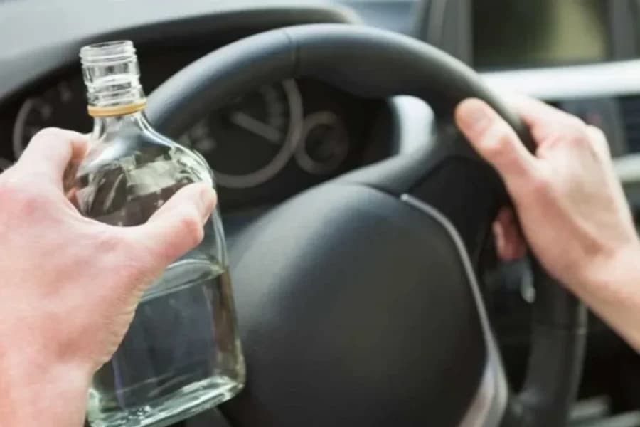 Jechała zygzakiem i bez świateł. Strażnicy miejscy ruszyli za autem Grafika ilustracyjna