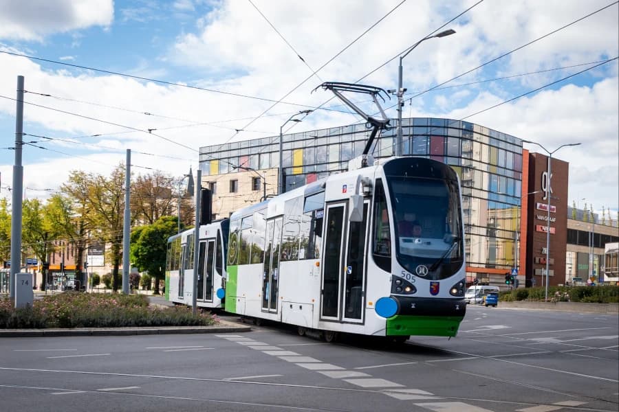 Szczecińskie tramwaje pojadą na energii z odpadów. Umowa obejmie wszystkie linie Tramwaj w trakcie przejazdu ulicami Szczecina.