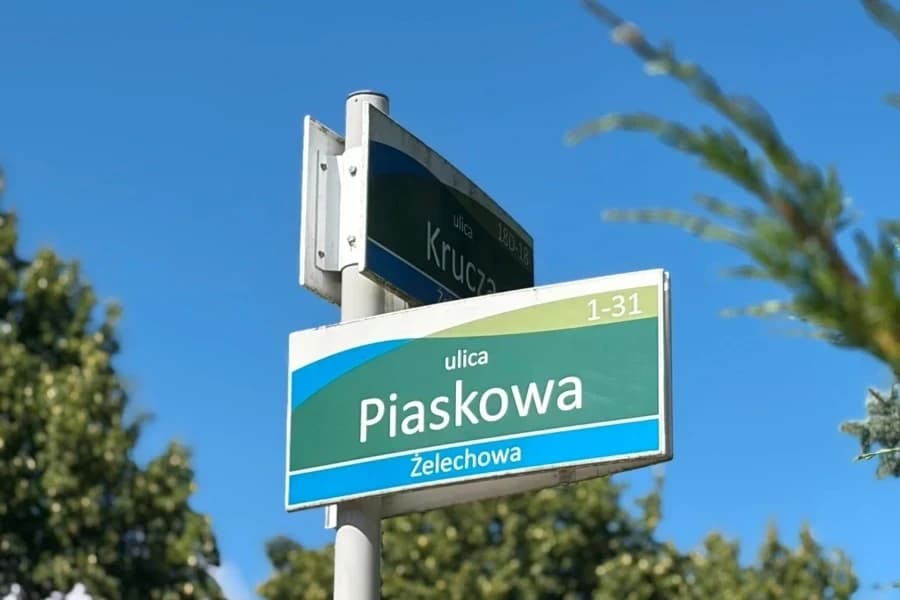 Zakończenie prac wodociągowych. Bez utrudnień na Narutowicza, Kruczej i Rostockiej Zakończenie prac wodociągowych. Bez utrudnień na Narutowicza, Kruczej i Rostockiej (znak drogowy z nazwą ulic)