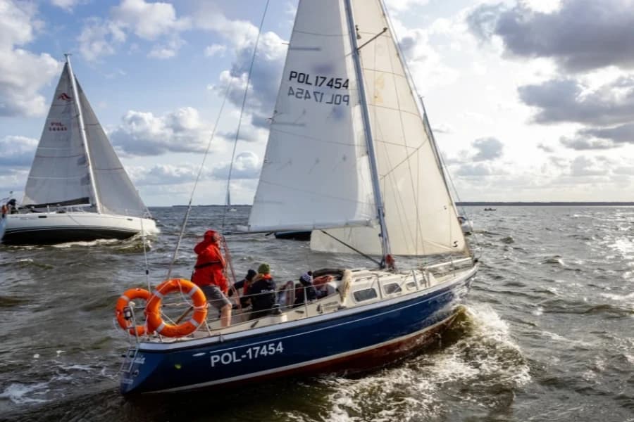Jesienne regaty na Zalewie Szczecińskim, czyli Oderman Cup na horyzoncie Jesienne regaty na Zalewie Szczecińskim, czyli Oderman Cup na horyzoncie (żaglówki na jeziorze)