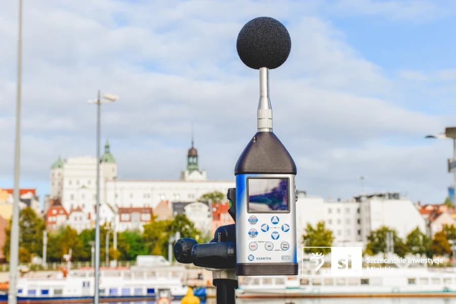 Nowy Teatr Współczesny na Łasztowni. Specjaliści mierzą hałas przed rozpoczęciem budowy Co słychać na Łasztowni? Sprawdzamy teren gdzie powstanie nowy Teatr Współczesny (pomiar na Łasztowni)