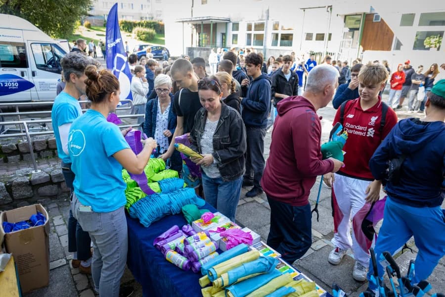 Chwytaki w dłoń i ruszamy! Uczniowie SP 23 posprzątają Szczecin z EcoGeneratorem Chwytaki w dłoń i ruszamy! Uczniowie SP 23 posprzątają Szczecin z EcoGeneratorem (uczniowie i nauczyciele odbierający worki na śmieci)