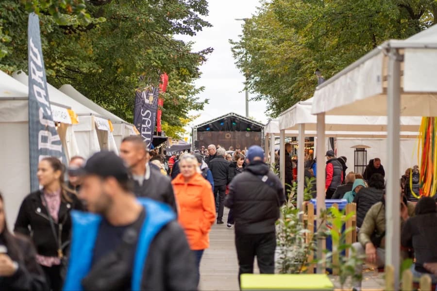 Oktoberfest Szczecin 2026: 8. edycja już w październiku. Znamy atrakcje! Tylko dwa tygodnie dzielą nas od Oktoberfest Szczecin ( ludzie podczas Oktoberfestu)