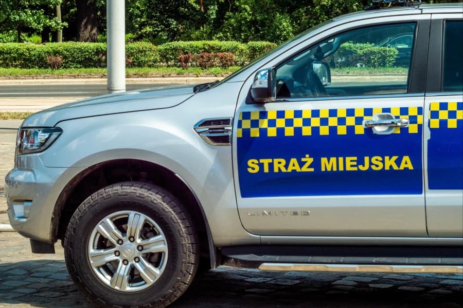 Praca w Szczecinie: Straż Miejska szuka 3 osób. Jest 5000 zł na start Samochód straży miejskiej.