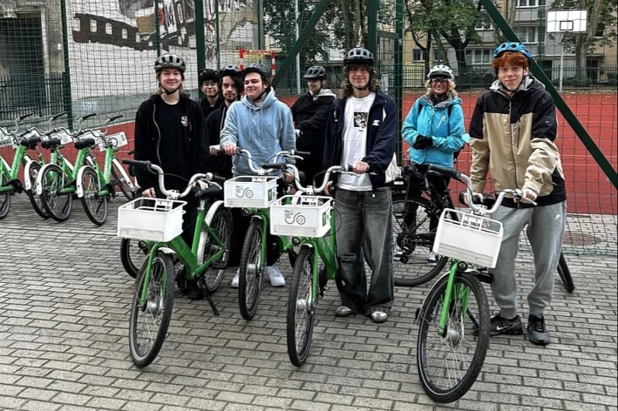 Rowerowy WF z BikeS w Szczecinie. Uczniowie IX LO ruszyli na miejskie trasy Grupa młodych ludzi z rowerami miejskimi.