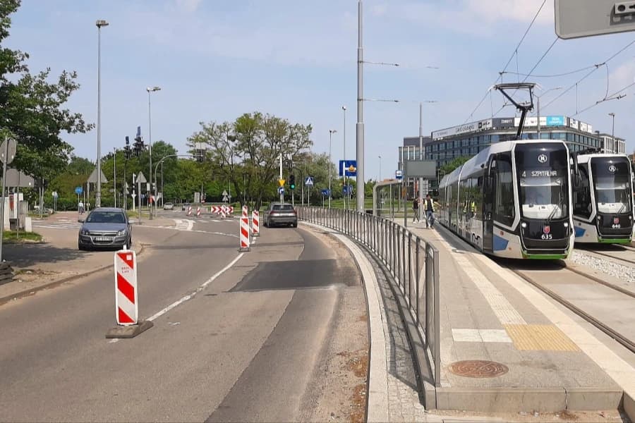 Prace na al. Powstańców Wielkopolskich przyspieszają. Kiedy jezdnia zostanie otwarta? Na wschodniej jezdni al. Powstańców Wielkopolskich trwają intensywne prace przygotowawcze