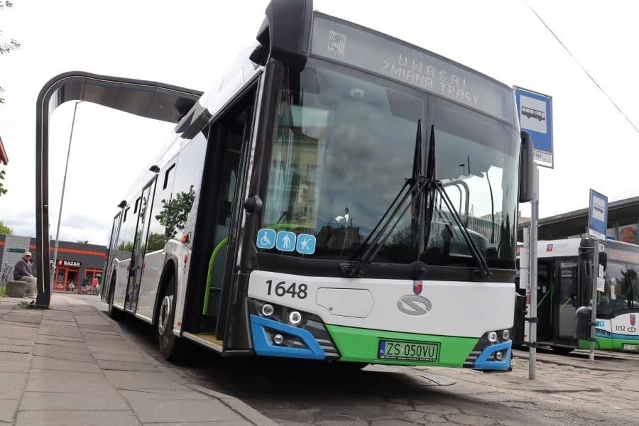 Trzy firmy chcą budować ładowarki dla elektrycznych autobusów w Szczecinie Autobus elektryczny w czasie ładowania