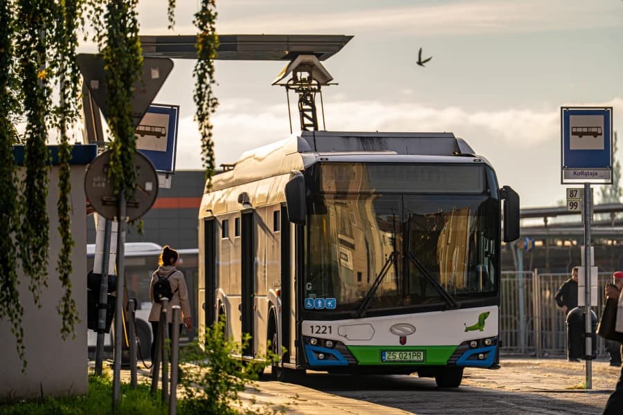 Elektryczne autobusy SPAK będą jeździć na energii z EcoGeneratora. Jest nowa umowa na 2027 rok Autobus elektryczny podczas ładowania