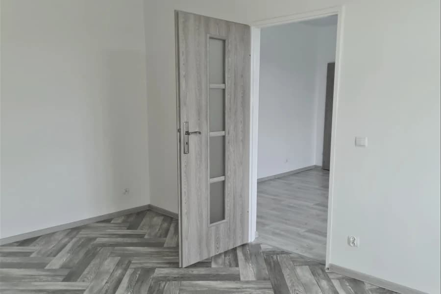 Lokale socjalne w Szczecinie. Nabór wniosków rusza już 12 października Mieszkanie. W centralnym punkcie znajdują się drzwi pokojowe.