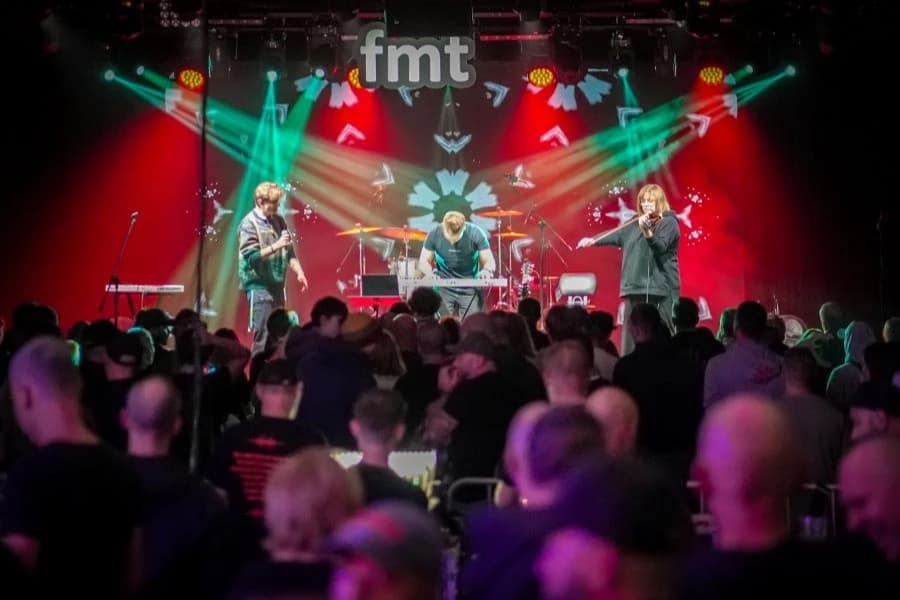 Startuje finał Festiwalu Młodych Talentów. Dziewięć koncertów jednego wieczoru Scena koncertowa. Przed zgromadzoną publicznością występuje zespół muzyczny.