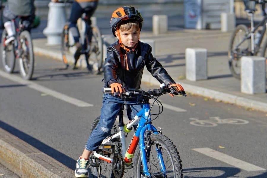 Nowa droga rowerowa połączy ważne punkty Szczecina. Rusza kolejna inwestycja Młody rowerzysta na rowerze.