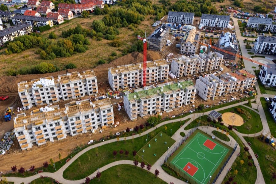 Nowe mieszkania i place zabaw. Tak postępuje budowa Wrzosowego Wzgórza w Szczecinie Osiedle Wrzosowe Wzgórze. Fot. Bartłomiej Kochnowski