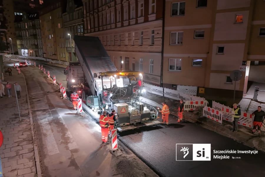 Przebudowa ul. Emilii Plater w Szczecinie. Pierwszy odcinek z asfaltem Prace związane z układaniem asfaltu prowadzono w godzinach wieczornych.