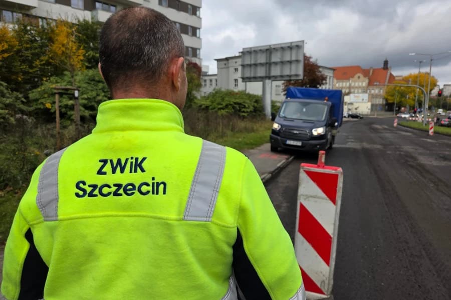 ZWiK w Szczecinie wymienia odzież roboczą. Chodzi o bezpieczeństwo na drogach Pracownicy terenowi Zakładu Wodociągów i Kanalizacji w Szczecinie stopniowo otrzymują nową odzież roboczą w kolorze granatowym z żółtymi elementami ostrzegawczymi.