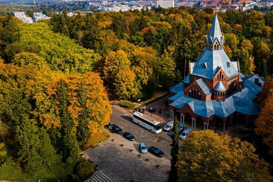 Jak dojechać na cmentarze w Szczecinie i Policach? Wykaz linii na Wszystkich Świętych Wszystkich Świętych: Którymi liniami i w które dni dojechać na cmentarze? (cmentarz centralny, kaplica)