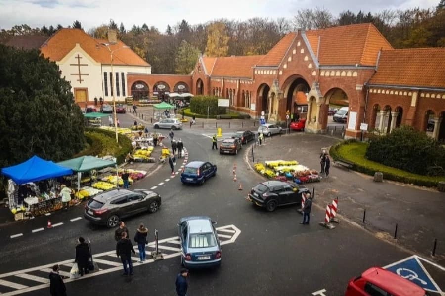Cmentarz Centralny przed 1 listopada. Godziny otwarcia, wjazd, msze i kwesty Ostatni dzień wjazdów na cmentarz