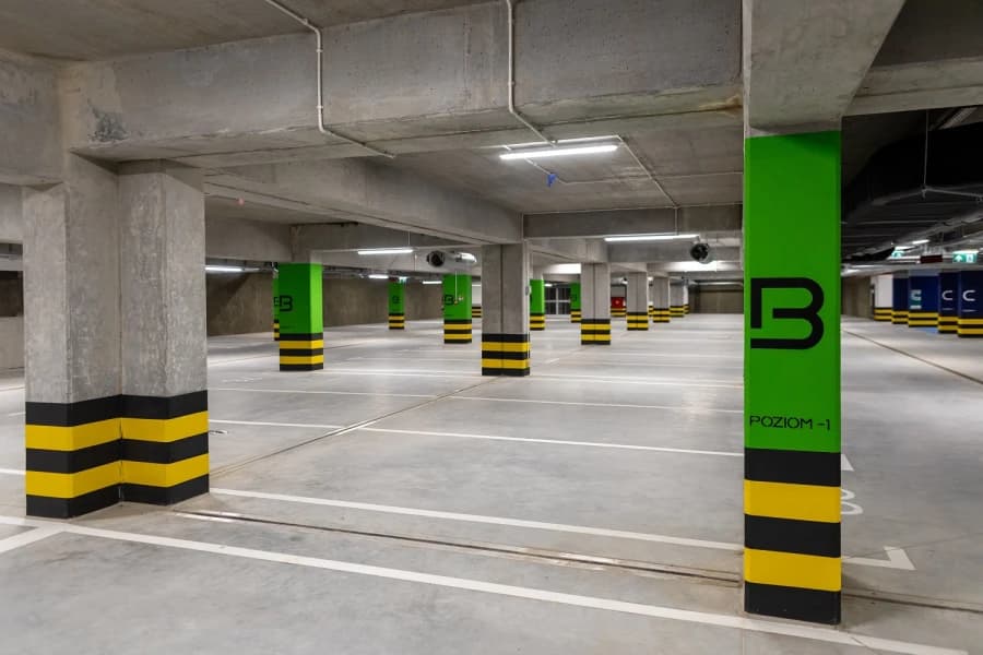 Mieszkańcy Kwartału 36 mogą wynająć miejsce parkingowe za 300 zł. Jak złożyć wniosek? Parking Kwartał 36. Rusza nabór na abonamenty mieszkańca (zdjęcie parkingu podziemnego)
