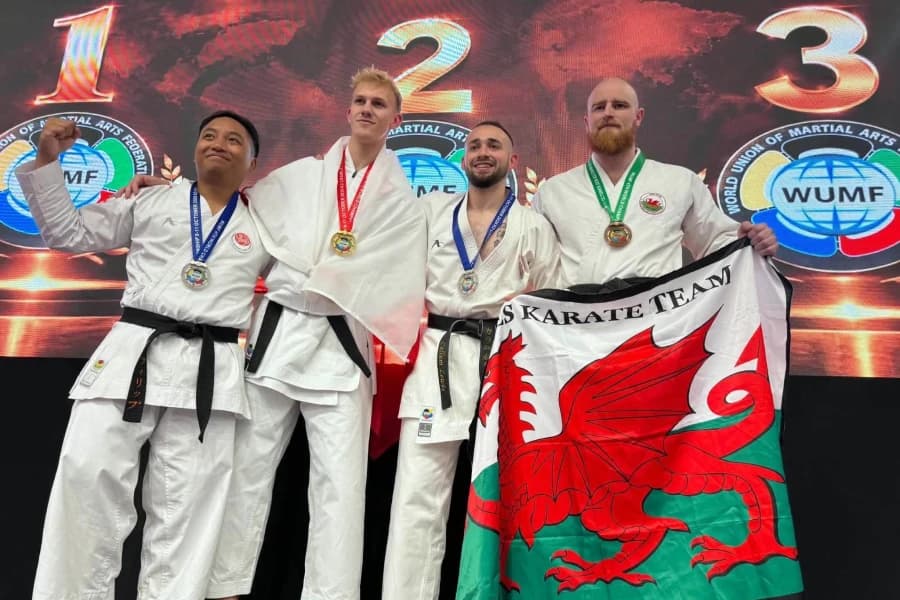 Wysyp medali szczecińskiego Bushikanu. Karatecy zdominowali turnieje w Polsce, Anglii, Rumunii i Słowenii Karatecy na podium z medalami.