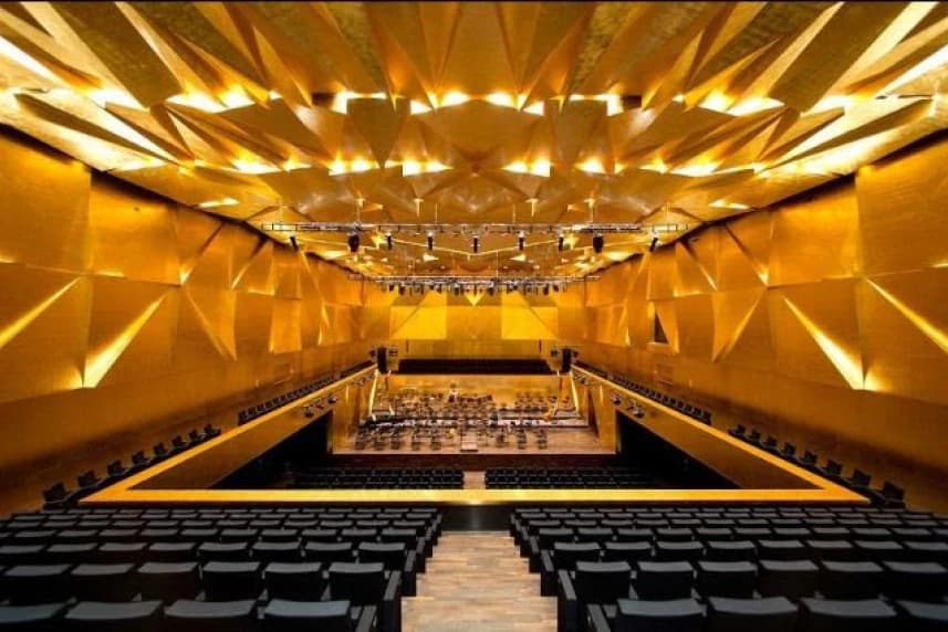 Sightseeing the Philharmonic in English