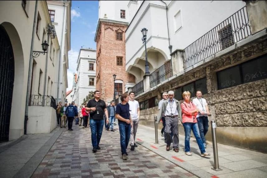 Auf der Goldenen Route zum architektonischen Juwel der Stadt
