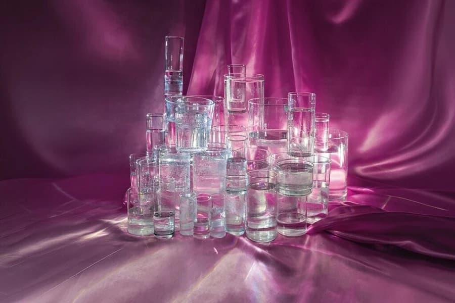 Galeria Enter – Ostatnie światło na stole – wystawa uczniów Technikum Fotograficznego Cosinus Young 15+ w Szczecinie